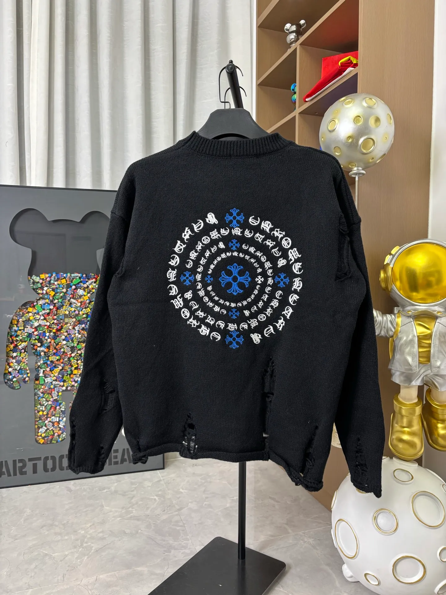 P250 model number: DC201# Chrome Hearts CH Chrome Hearts embroidered disc Sanskrit cross hole knitted sweater pullover Chrome Hearts grinding hole craftsmanship The upper body is loose and stylish The hem is expanded and casual design makes fat people slim to the extreme, thin people have limited height and class ZP printing 1:1 perfect restoration Looks good when worn alone Can be easily worn by men and women The holed sweater is cool and rustic It's so elegant. The design is hollow and casual, yet trendy and has an indescribable sense of fashion!  Color: Black Beige Gray Size: S M L